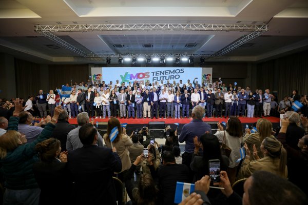 Valdés en carrera presentó Vamos Corrientes: 28 partidos y más de 60 intendentes