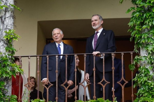 El Rey entrega el Premio Europeo Carlos V a Josep Borrell en el monasterio de Yuste