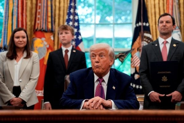 Una juez bloquea temporalmente los planes de despidos masivos de Trump