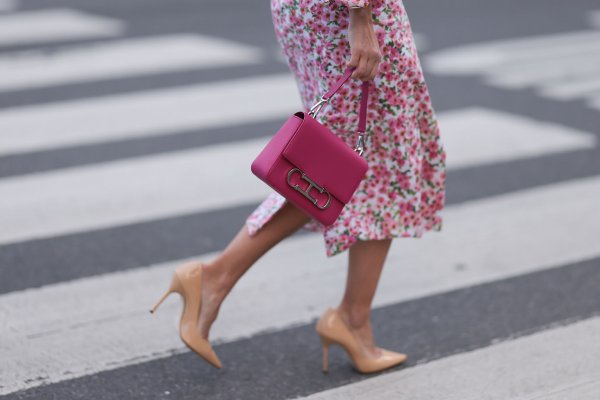 Cómo vestir bien esta semana: 5 looks elegantes con falda midi y los zapatos que esta primavera son tendencia