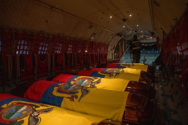 Ecuador rinde homenaje a once soldados asesinados en una emboscada en la Amazonía