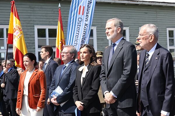 La reina Letizia apuesta por un sastre negro y blusa con lazada en Mauthausen