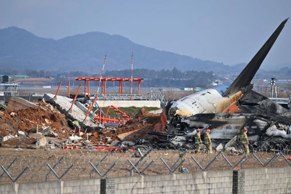 Familiares de las víctimas del accidente de avión de Corea del Sur demandan al ministro de Transportes