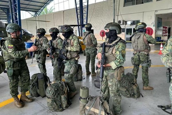 Mueren siete presuntos delincuentes y un policía durante un operativo en Ecuador