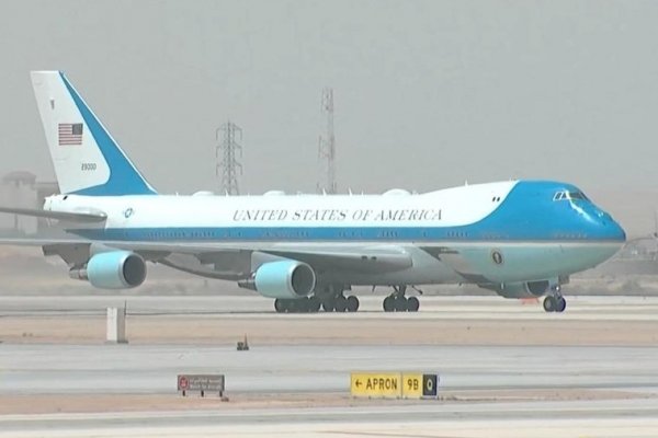 Trump llega a Arabia Saudí en busca de grandes acuerdos económicos