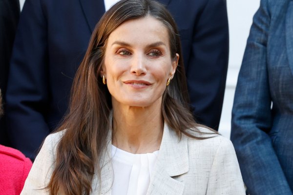 Predecimos que los nuevos pantalones de lino de la reina Letizia serán perfectos para sustituir a tus vaqueros en verano