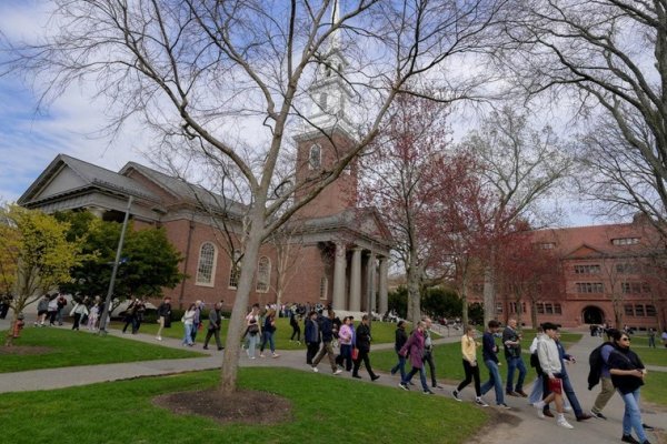 Trump vuelve a cargar contra Harvard con un recorte de 450 millones de dólares