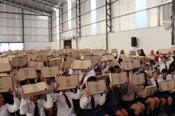 REGALOS! Otra comuna correntina equipada 100% de su matrícula de alumnos con netbooks