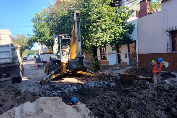STOP! Aguas de Corrientes realiza reparaciones por calle Buenos Aires