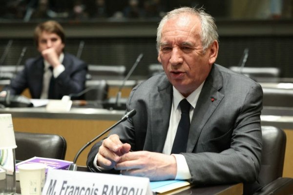 El primer ministro de Francia se defiende ante una comisión para explicar qué sabía sobre la violencia en una escuela católica