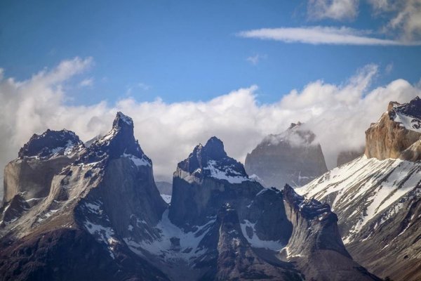 Un hombre sobrevive a una caída mortal de 122 metros y recorre más de 100 kilómetros en busca de ayuda
