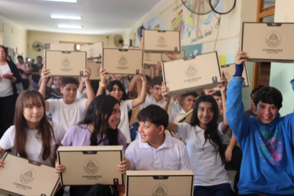 MÁS REGALOS! Todos los estudiantes secundarios de Derqui ya tienen sus netbooks
