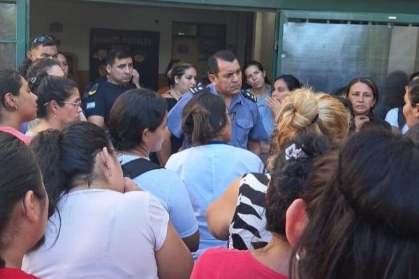 VIDEO! Reclamos y protestas en una escuela correntina por presunto abuso sexual
