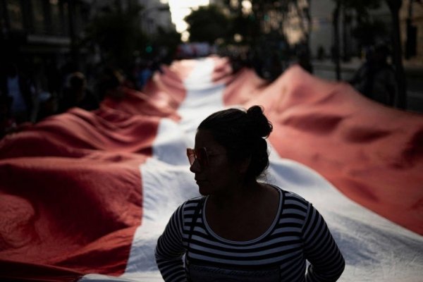El primer ministro de Perú renuncia para evitar las mociones de censura tras el asesinato de 13 mineros