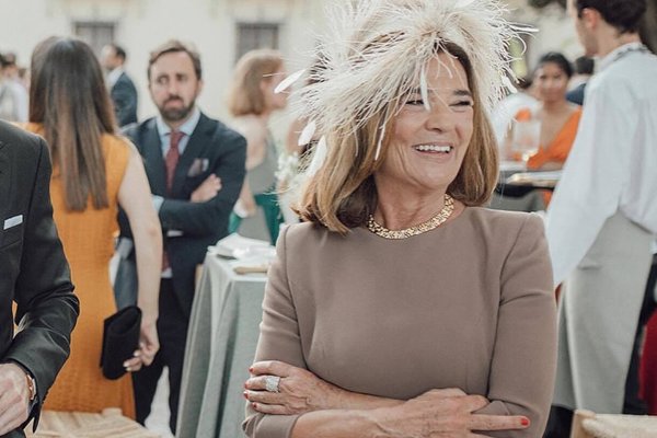 Esta madrina elegantísima tiene el vestido efecto dos piezas que más favorece y estiliza