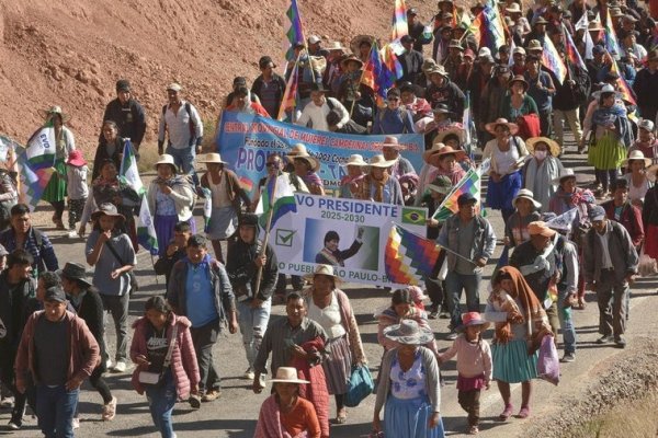 Una caravana de seguidores de Evo Morales busca inscribirlo como candidato pese a estar inhabilitado