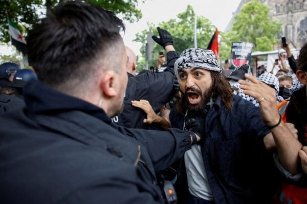 Al menos 50 detenidos en una violenta manifestación propalestina en Berlín