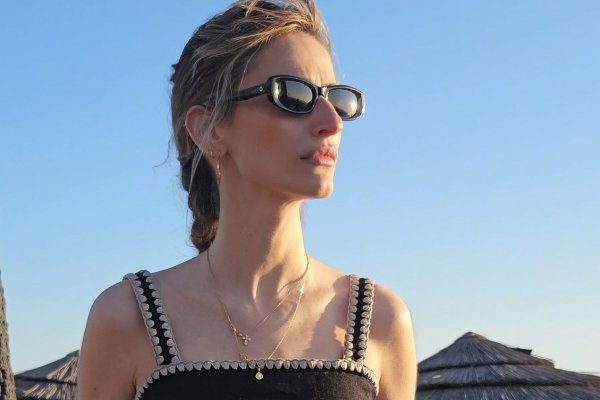 Alejandra Domínguez en su escapada a Portugal apuesta por dos looks de primavera del tejido que más le obsesiona