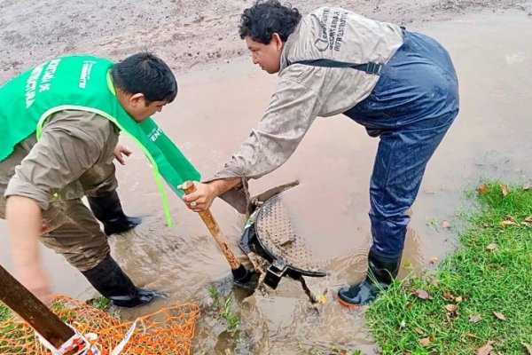BAJO LA LLUVIA! Imágenes de municipales limpiando canales y sumideros en la capital