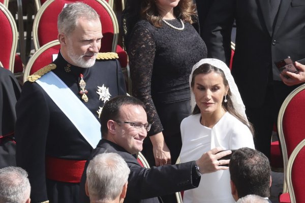 La reina Letizia se estrena con firma española y de blanco con perlas y mantilla en la misa de comienzo de pontificado del Papa León XIV