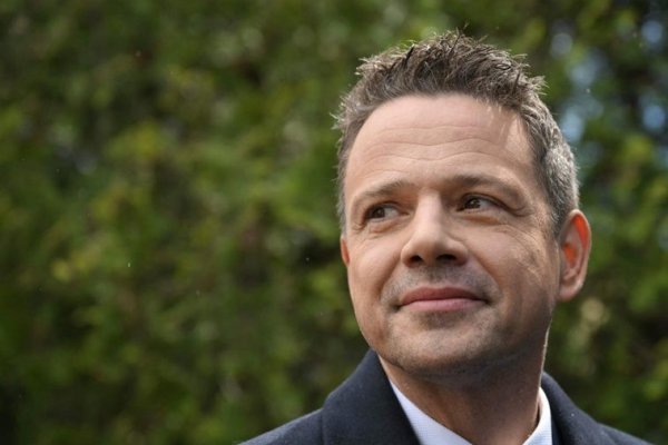 El conservador Trzaskowski se impone en la primera vuelta de las presidenciales polacas, según los sondeos a pie de urna