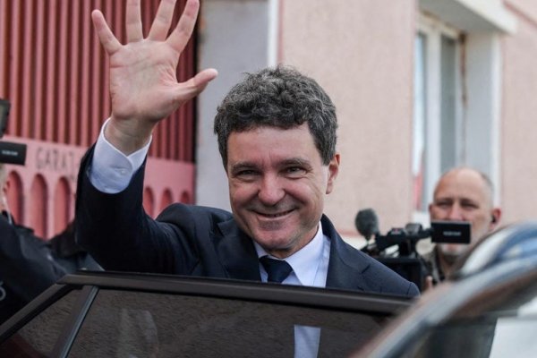El proeuropeo Nicusor Dan gana las elecciones en Rumanía, según los sondeos a pie de urna, pero Simion lo niega