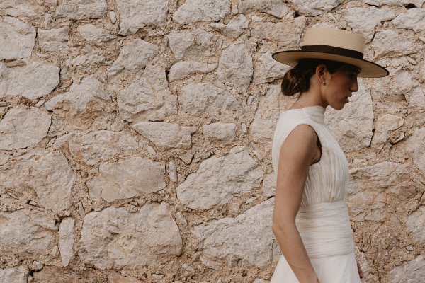 La novia malagueña que se casó en Mallorca con un sombrero que homenajeaba a su abuela