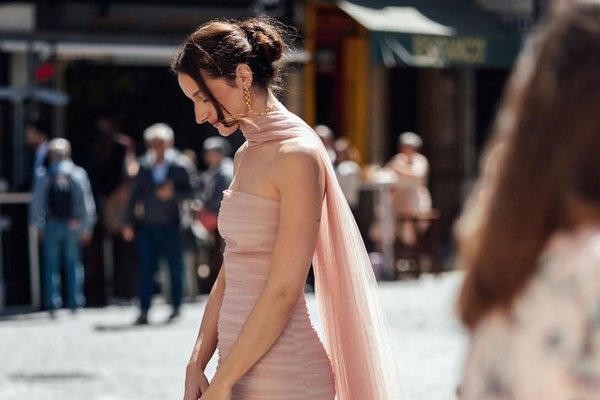 Nuestra invitada favorita del fin de semana combina un precioso vestido palabra de honor del color tendencia con las sandalias más elegantes