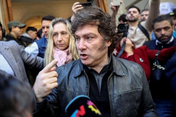 Milei acusa a un periodista de agredirle: «¿Me pegaste a propósito?»