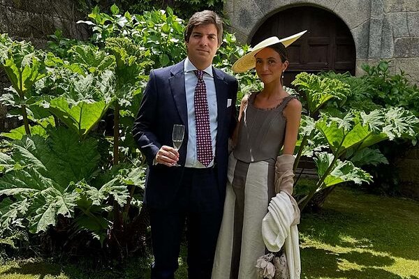 La invitada más elegante del fin de semana eligió un look de top y falda de una firma madrileña en una boda en Galicia