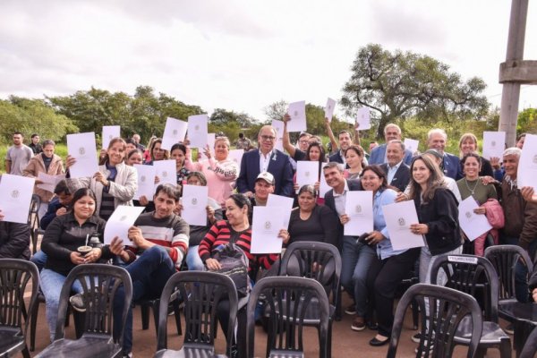 COMO PERONISTA! Tassano entregó actas de regularización dominial de terrenos para 47 familias