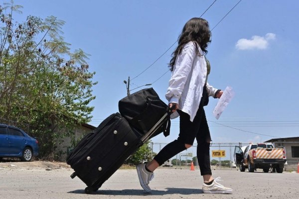 Mil dólares por abandonar el 'sueño americano': arrancan los vuelos de autodeportación de Trump