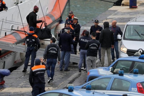 Bruselas propone una reforma para facilitar deportaciones como las de Italia a Albania