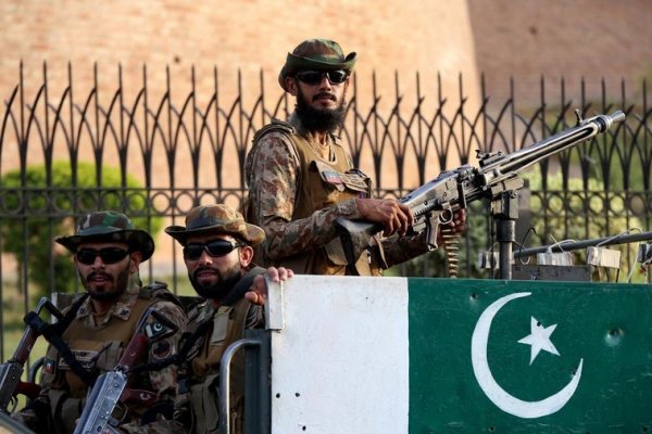 Mueren cinco personas, incluidos tres niños, en un atentado contra un autobús escolar en Pakistán