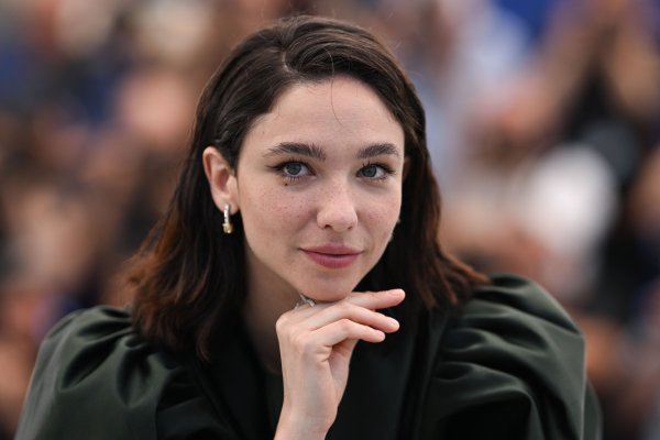Quién es Matilda de Angelis, la chica que ha llevado bailarinas de cuña más raras de Cannes