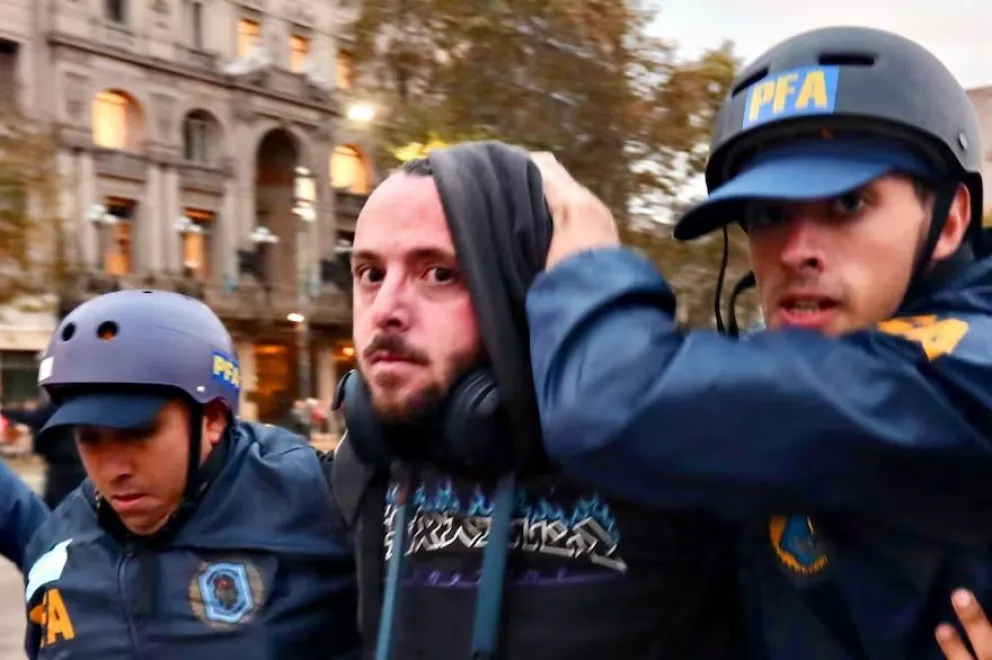 Violenta detención de un fotógrafo de AFP que cubría la marcha de jubilados en el Congreso