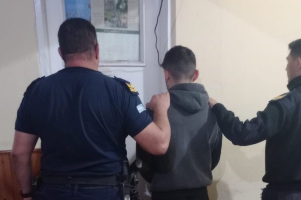 INGENIOSO! Se quitó la tobillera electrónica para seguir robando
