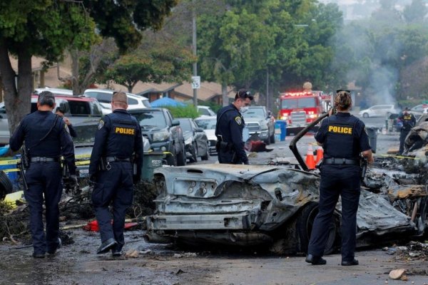 Al menos un muerto tras estrellarse un pequeño avión privado en San Diego, California