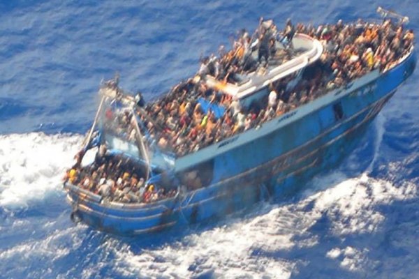 Diecisiete miembros de la Guardia Costera de Italia, procesados por el naufragio de inmigrantes más mortífero del país