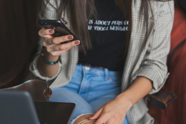 CORRIENTES! Ordenan bloqueo de sitio web que generaba imágenes íntimas falsas con Inteligencia Artificial