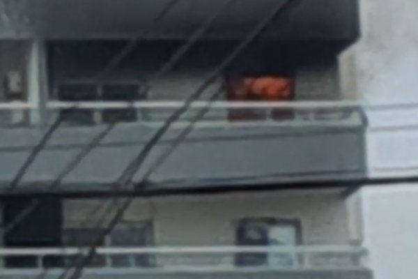IMÁGENES! Incendio total en el octavo piso de una torre en pleno centro de la capital correntina