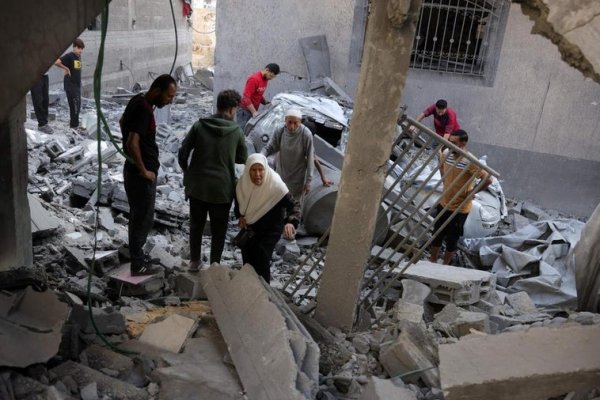Al menos 50 personas desaparecidas entre los escombros tras un ataque israelí sobre un edificio de cuatro plantas en Gaza