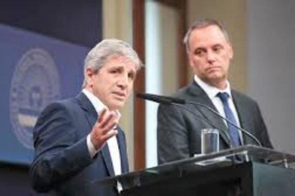El Gobierno restringe el acceso de la prensa a la Casa Rosada tras la incómoda pregunta a Caputo, y las redes se burlan