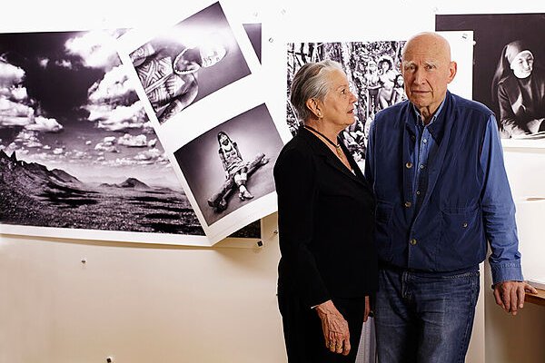 Muere el fotógrafo brasileño Sebastião Salgado. Rescatamos la entrevista que concedió a TELVA en su estudio de París, junto a Lélia, su mujer. 