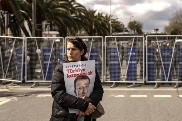 Turquía prohíbe la exhibición de imágenes del alcalde de Estambul detenido, principal opositor de Erdogan