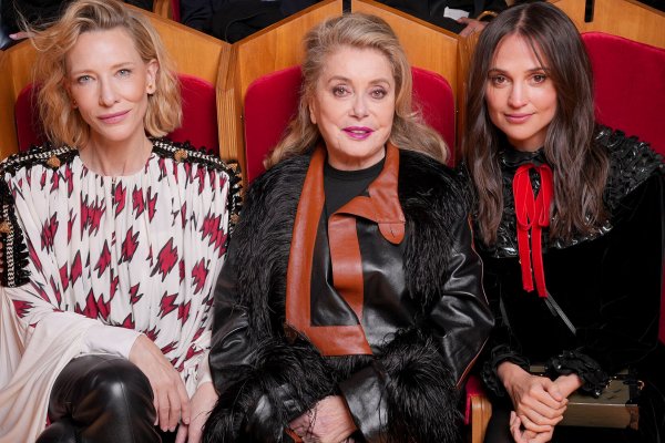 Louis Vuitton desfila en Avignon rodeado de amigos, de Cate Blanchett o Brigitte Macron a Catherine Deneuve, así vistieron las invitadas más cool