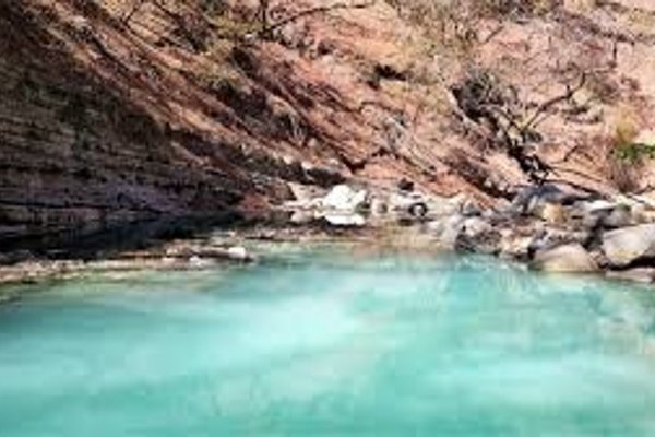 Cuál es la escapada a las termas escondidas de Jujuy que tienen un paisaje de ensueño