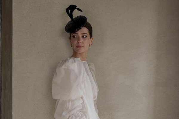 La novia gallega que tuvo un doble look nupcial y después se puso una boina negra