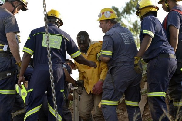 El derrumbe en una mina de oro en Sudáfrica deja casi 300 trabajadores atrapados
