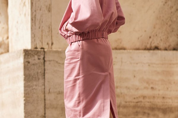 El conjunto rosa de Zara que nos recuerda a uno de los vestidos más bonitos que ha llevado nunca Carrie Bradshaw